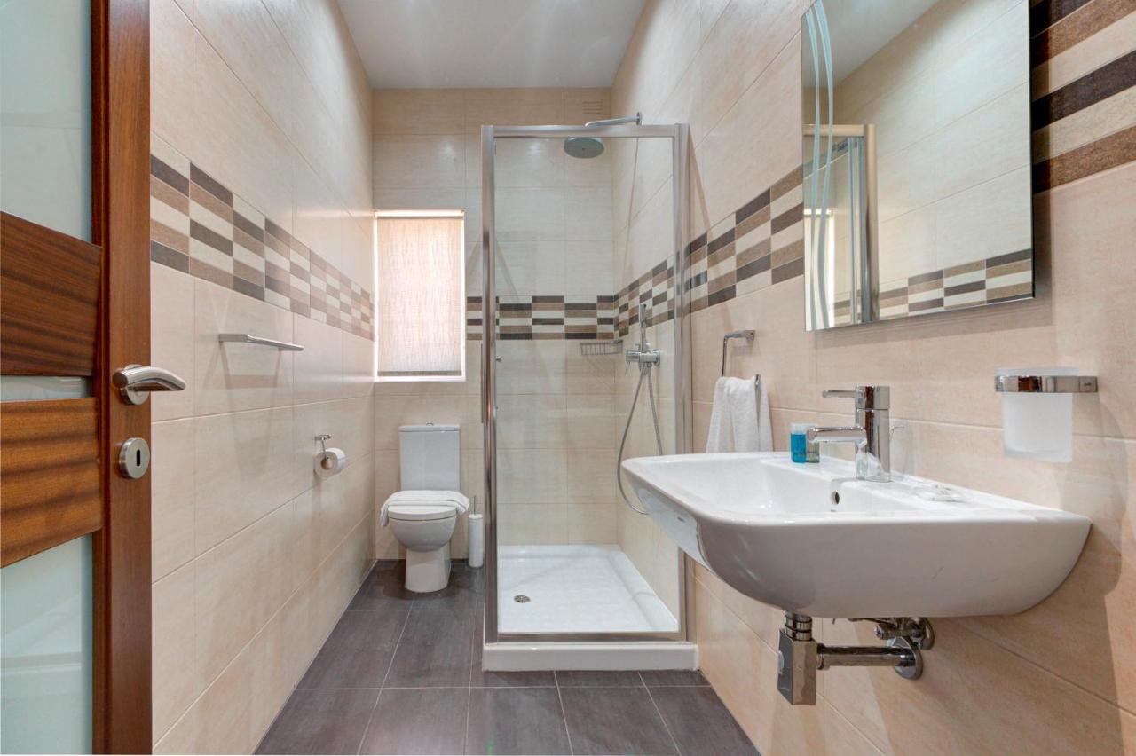 Modern Seaside 2 Bedroom Penthouse With Sea Views Сейнт Полс Бей Екстериор снимка